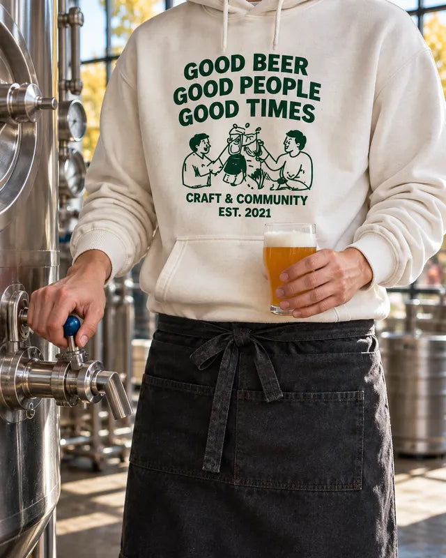 ブルワリーのタンクの前で、GOOD BEER GOOD PEOPLE GOOD TIMESとプリントした白いパーカーを着たスタッフ