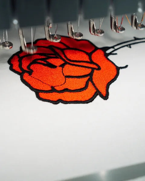 同じバラを刺繍機で縫っているところ